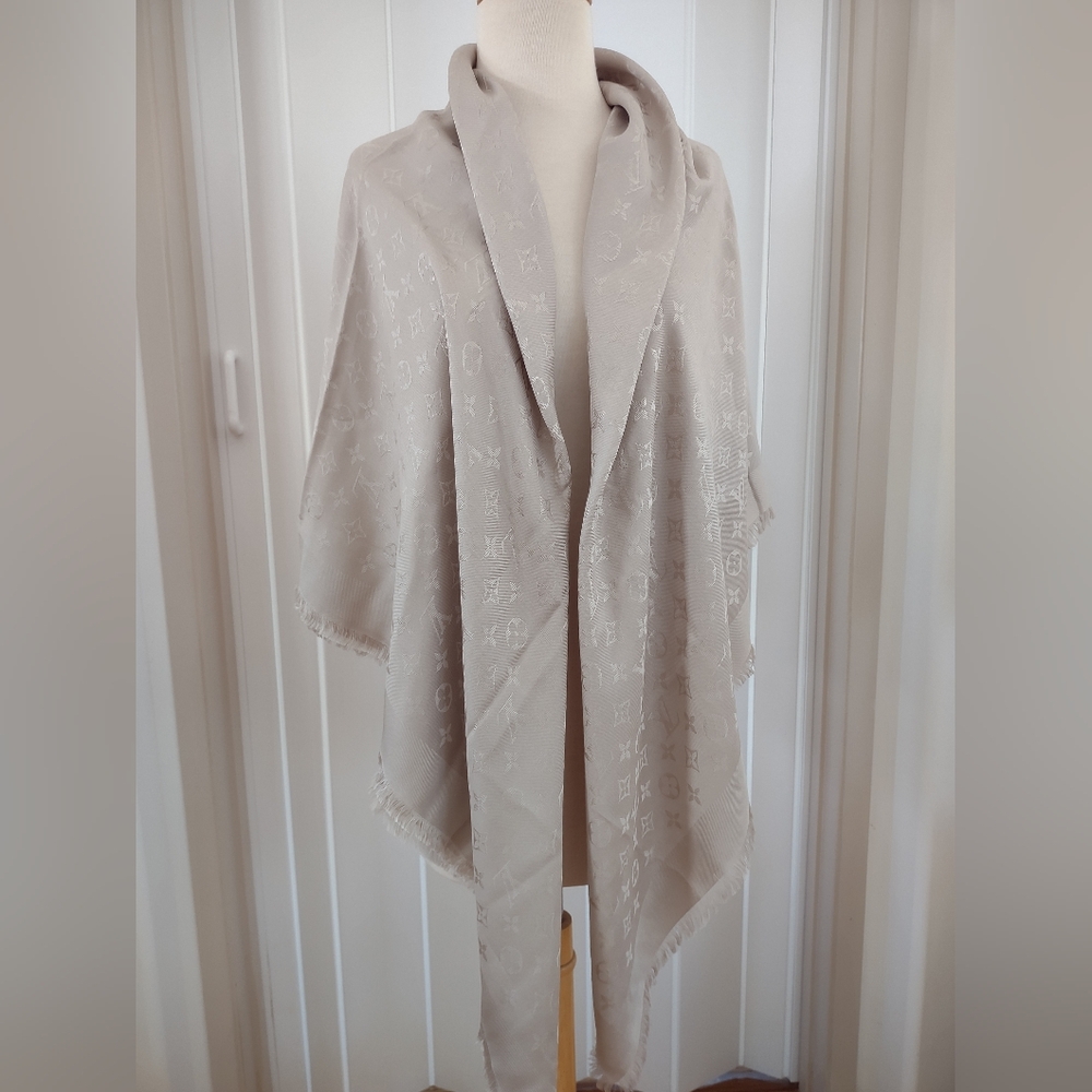 Louis Vuitton Monogram Chale Shawl - Picture 3 of 9